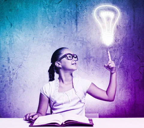 Imagem ilustrativa para Benefícios de um bom branding - Menina com uma lâmpada e livro